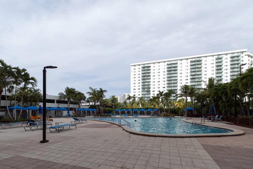 Stunning & Spacious Resort-Style Condo Across From Beach! Μαϊάμι Μπιτς Εξωτερικό φωτογραφία